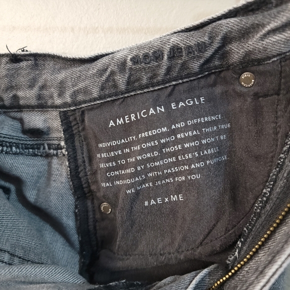 American Eagle EUC Gray Wash 100% COTTON Distressed High Rise Mom Jeans SIZE 10 - Picture 10 of 11